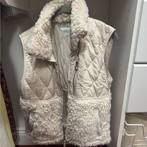 Abercrombie & Fitch Soft A&F Collection Quilted Sherpa Vest